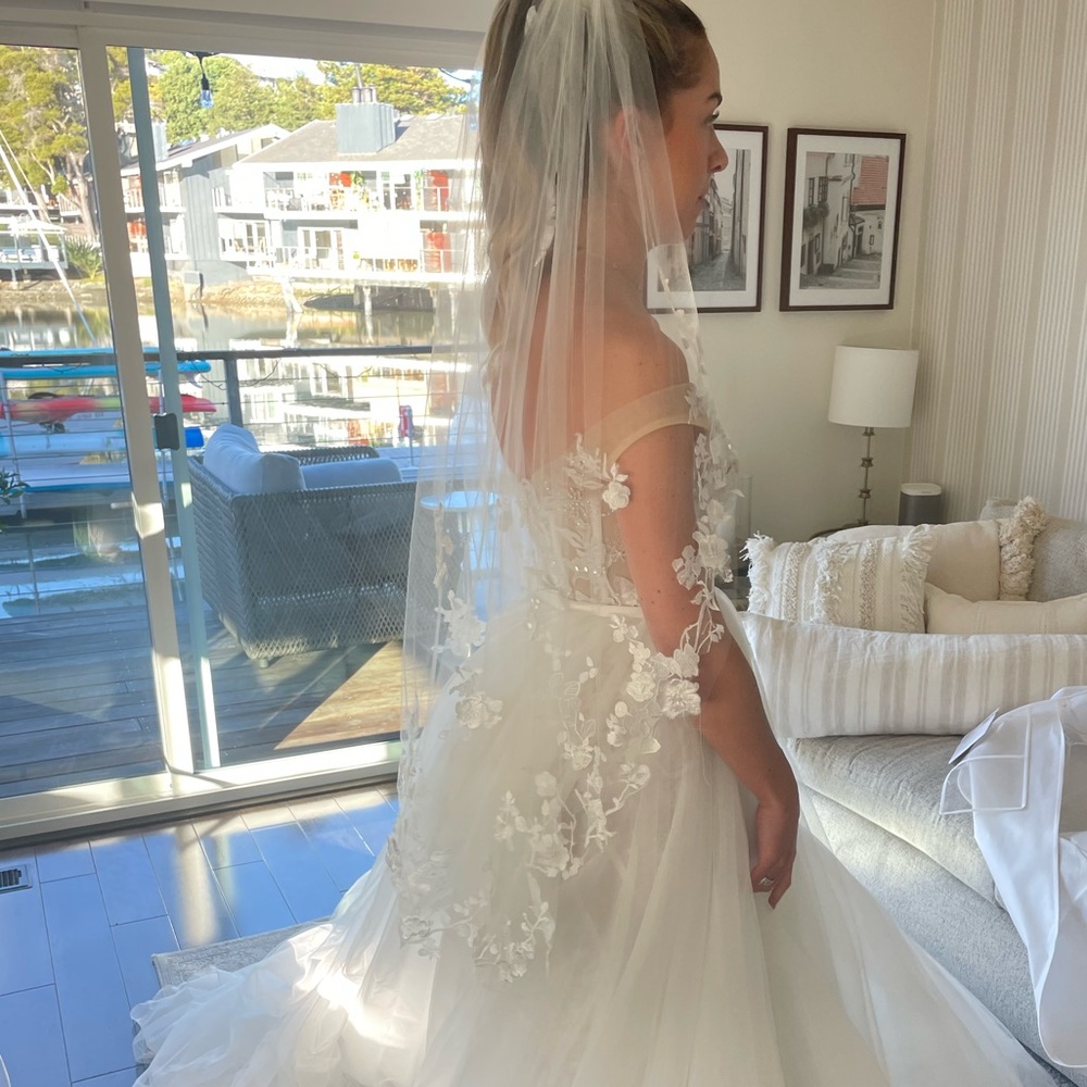 Short lace trim veil